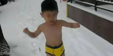 Bub musste fast nackt durch Schnee laufen