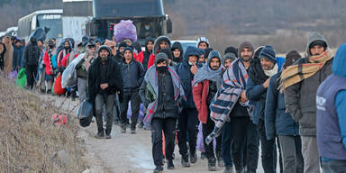 Neues Flüchtlings-Drama auf der Balkan-Route  Lager evakuiert – 115.000 warten