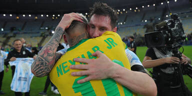 Neymar umarmt Lionel Messi