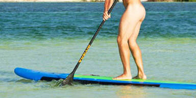 Nackter stand up paddler