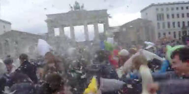 Kissenschlacht sorgt für weiße Pracht in Berlin