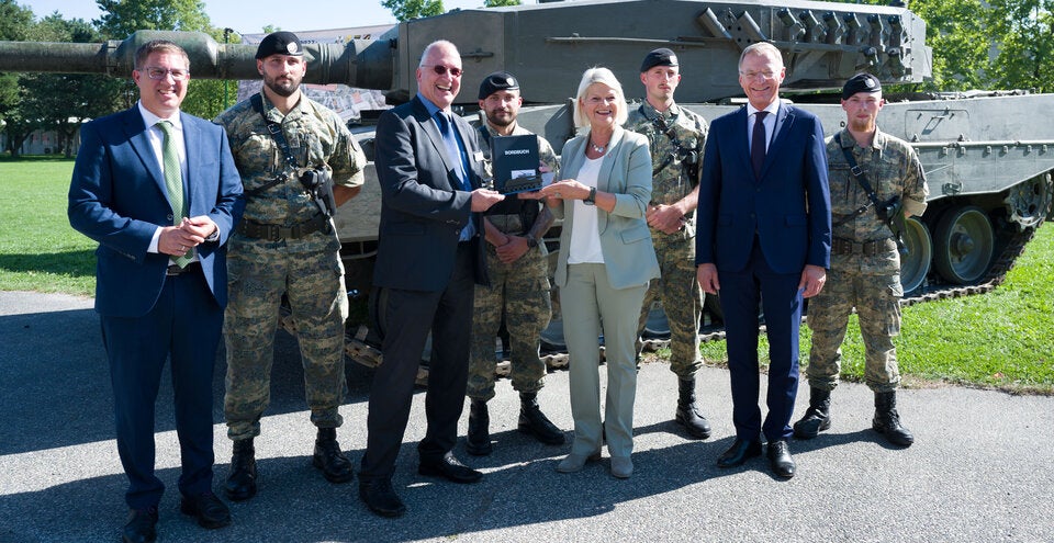Verteidigungsministerin Klaudia Tanner, OÖ-Landeshauptmann Thomas Stelzer und ein Vertreter der Militär-Firma KNDS