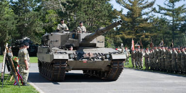 Kampfpanzer Leopard 2A4 wird an deutsche Firma zur elektronischen und technischen Aufrüstung übergeben. 