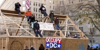 Occupy Aktivisten besetzen Holzhütte