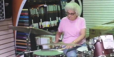 Souverän: Seniorin spielt Schlagzeug