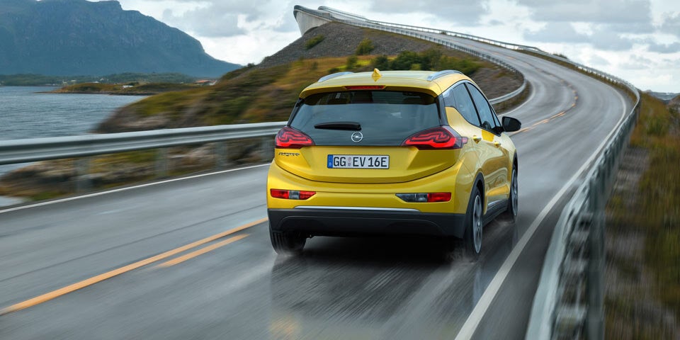Opels günstiges E-Auto bietet 400 km Reichweite