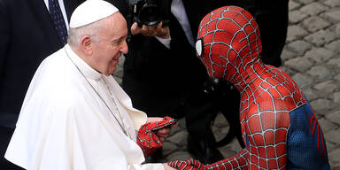 Papst schüttelt Spiderman die Hand