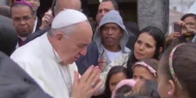 Papst Fanziskus schleicht heimlich durch Rom!