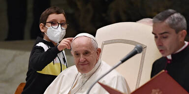 Bub (10) stiehlt Papst Franziskus die Show