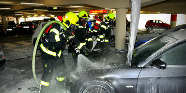 Stichflamme schoss aus Motorraum: Auto brannte in Parkhaus in OÖ