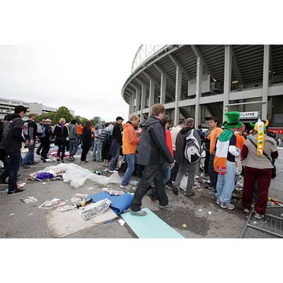 U2 in Wien: Fans stürmen das Stadion
