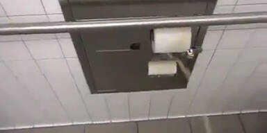 Mann pinkelt überall in öffentliche Toilette