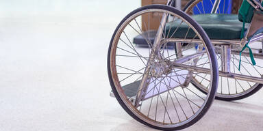 Pensionist prallte mit Auto gegen Rollstuhlfahrer