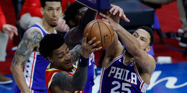 Ben Simmons (Philadelphia 76ers) und John Collins (Atalanta Hawks) im Duell um den Ball