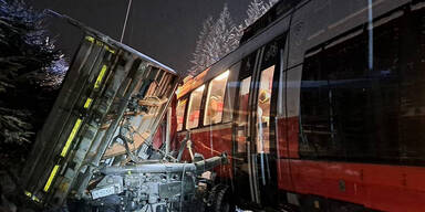 Lkw bleibt im Schnee hängen - Crash mit Regionalzug
