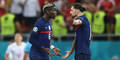 Paul Pogba und Adrien Rabiot diskutieren (beide Frankreich)