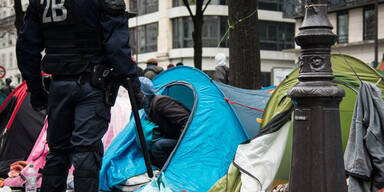 Polizei Flüchtlinge Zeltlager Paris