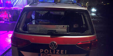 Polizeiauto Heckscheibe zerstört