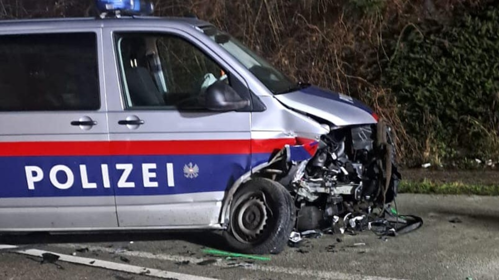 22-Jähriger Schneidet Kurve Und Crasht In Polizeiauto - Oe24.at