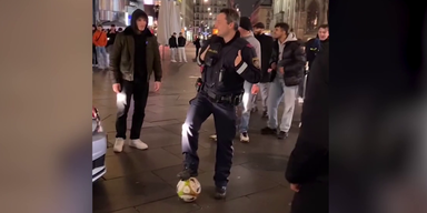 Polizist Fussball Stephansplatz