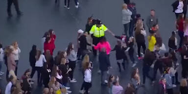 Manchester-Konzert: Tanzender Polizist ist Internet-Hit
