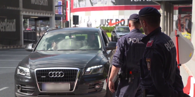 Polizisten vor Audi