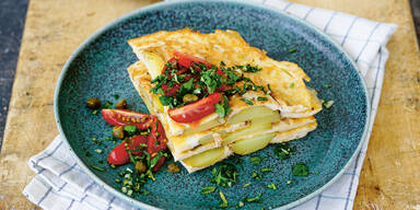 Tortilla mit Paradeiser- Kapern-Salat