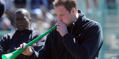 Prinz William greift in Afrika zur Vuvuzela