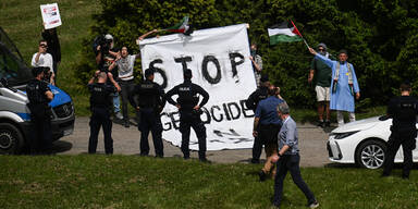 Pro-palästinensiche Demonstranten crashen Gedenkveranstaltung