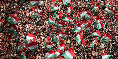 Zahlreiche Ungarn-Fans auf der Tribüne der Puskas-Arena