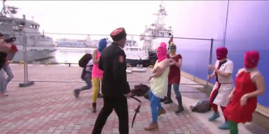 Pussy Riot bei Dreh von Polizei attackiert