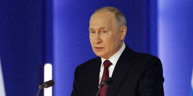Russen-Politiker mit Nudeln auf Ohren bei Putin-Rede