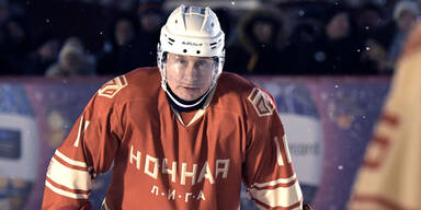 Putin spielt auf Rotem Platz Eishockey