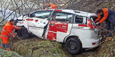 Rot-Kreuz-Auto stürzt 30 m ab