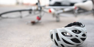 Fahrrad und Helm am Boden