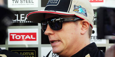 Räikkönen verschenkt T-Shirts an sein Team