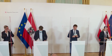 Regierung bei Pressekonferenz