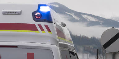 Tirol: Motorradfahrer (56) krachte frontal in Auto - tot