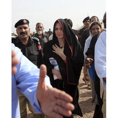 Jolie besucht Flutopfer in Pakistan