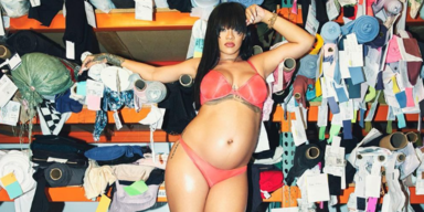 Hot Mama: Rihanna modelt in Dessous mit XL-Babykugel