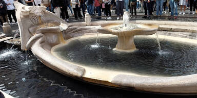 Klimaaktivisten schütten Farbe in berühmten Brunnen in Rom