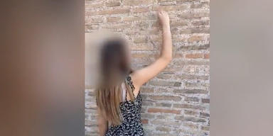 Junge Urlauberin ritzt ihren Namen ins Kolosseum