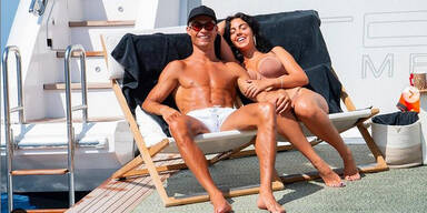 Cristiano Ronaldo mit seiner Freundin Georgina Rodriguez im Liegestuhl auf einer Yacht