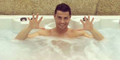 Ronaldo ganz cool im Pool