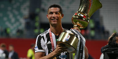 Cristiano Ronaldo posiert mit der Trophäe der Coppa Italia
