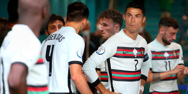 Cristiano Ronaldo mit seinen portugiesischen Nationalmannschaftskollgen im Spielertunnel