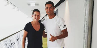 SKN-Lady posiert mit Ronaldo