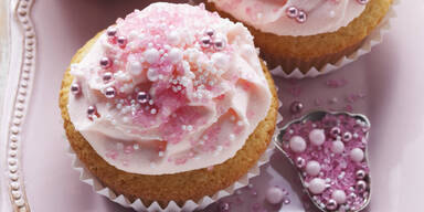 Rosa Cupcakes mit Zuckerperlen