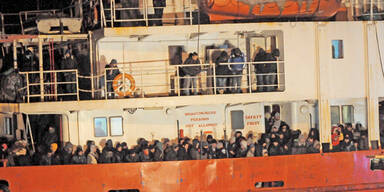 768 Flüchtlinge von Rost-Schiff gerettet
