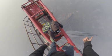 Russen klettern auf zweithöchstes Gebäude der Welt